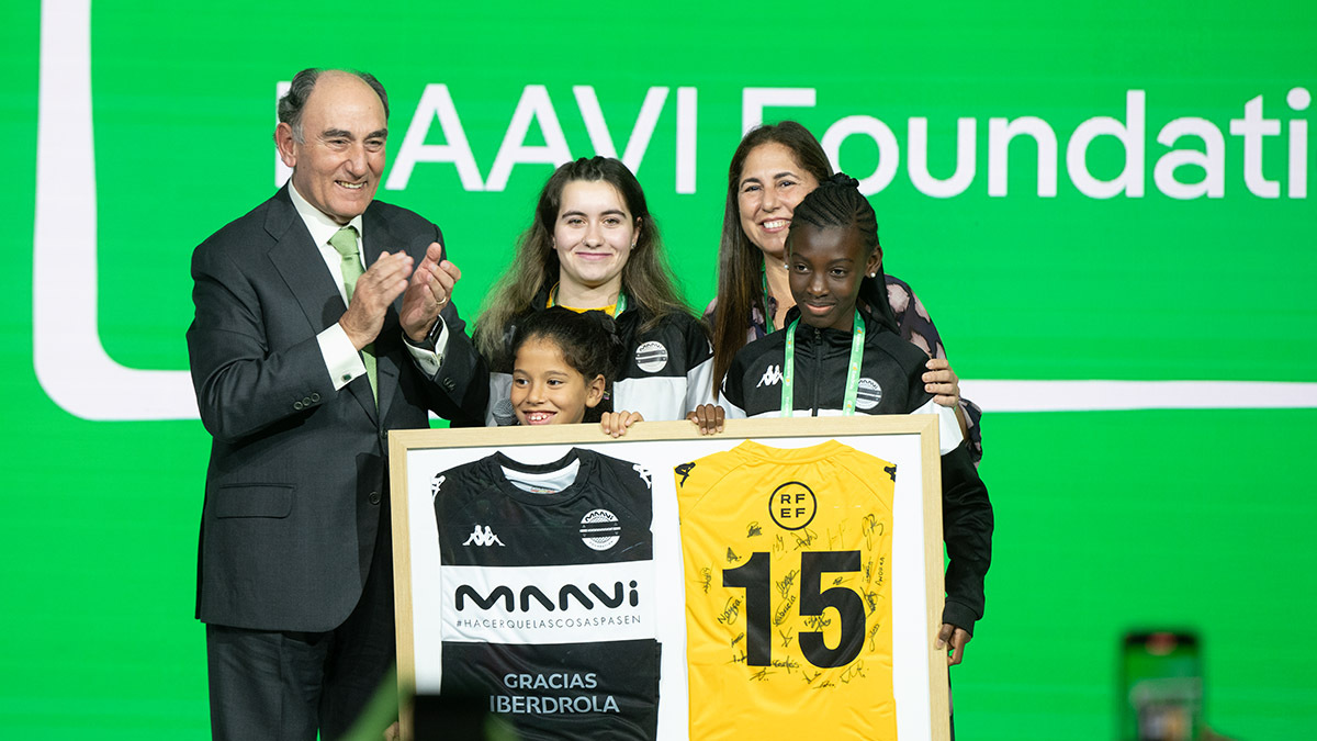 Las responsables de Maavi Foundation, galardonada en una edición anterior de los Premios Supera, entregan unas camisetas firmadas al presidente de Iberdrola, Ignacio Galán - ATALAYAR/GUILLERMO LÓPEZ