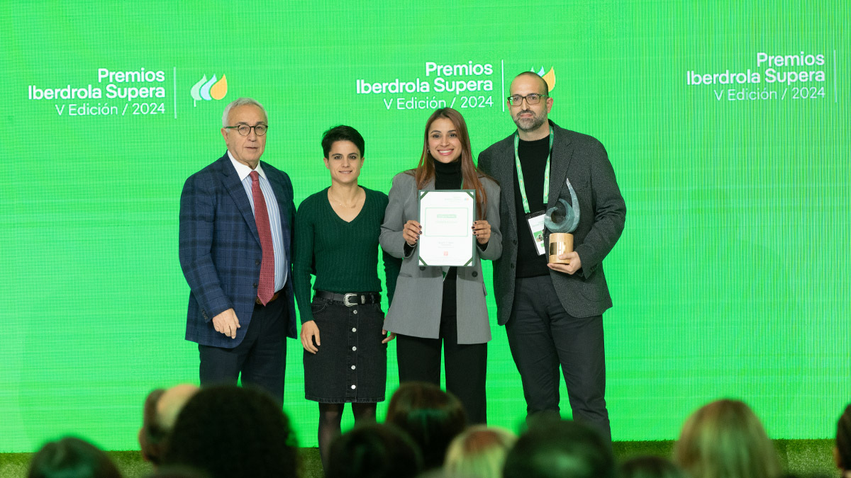 Los responsables del diario digital Visibilitas.com recogen el Premio Supera Difusión - ATALAYAR/GUILLERMO LÓPEZ