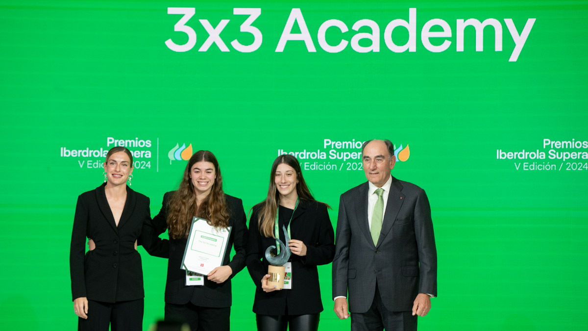 La futbolista Alexia Putellas y el presidente de Iberdrola, Ignacio Galán, flanquean a las ganadoras del Premio Supera Competición - ATALAYAR/GUILLERMO LÓPEZ