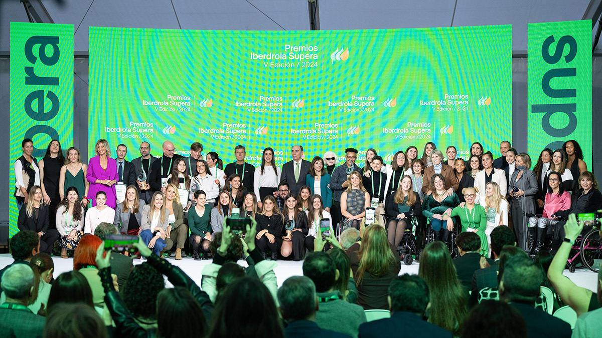 Foto de familia de los Premios Iberdrola Supera 2024 - ATALAYAR/GUILLERMO LÓPEZ