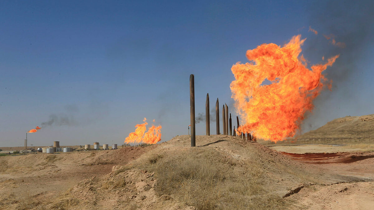 <p>Las llamas emergen de las chimeneas de los yacimientos petrolíferos de Kirkuk, Irak - REUTERS/ ALAA AL-MARJANIA</p>
