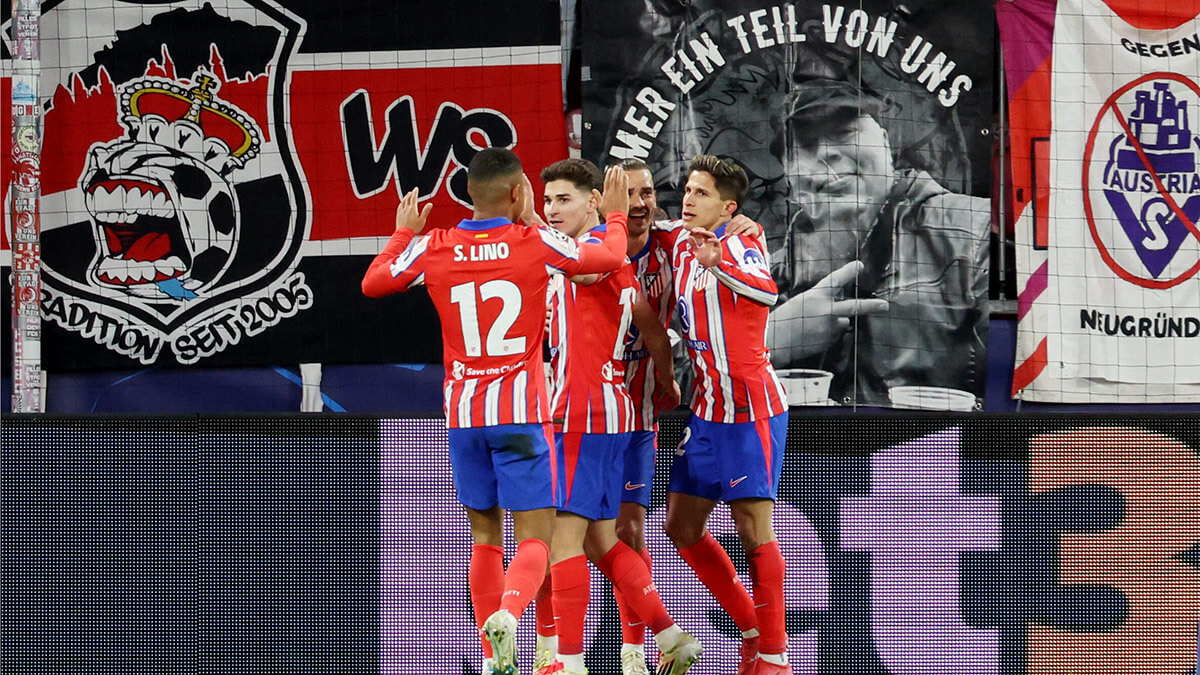Antoine Griezmann del Atlético de Madrid celebra su segundo gol con sus compañeros - REUTERS/ GINTARE KARPAVICIUTE