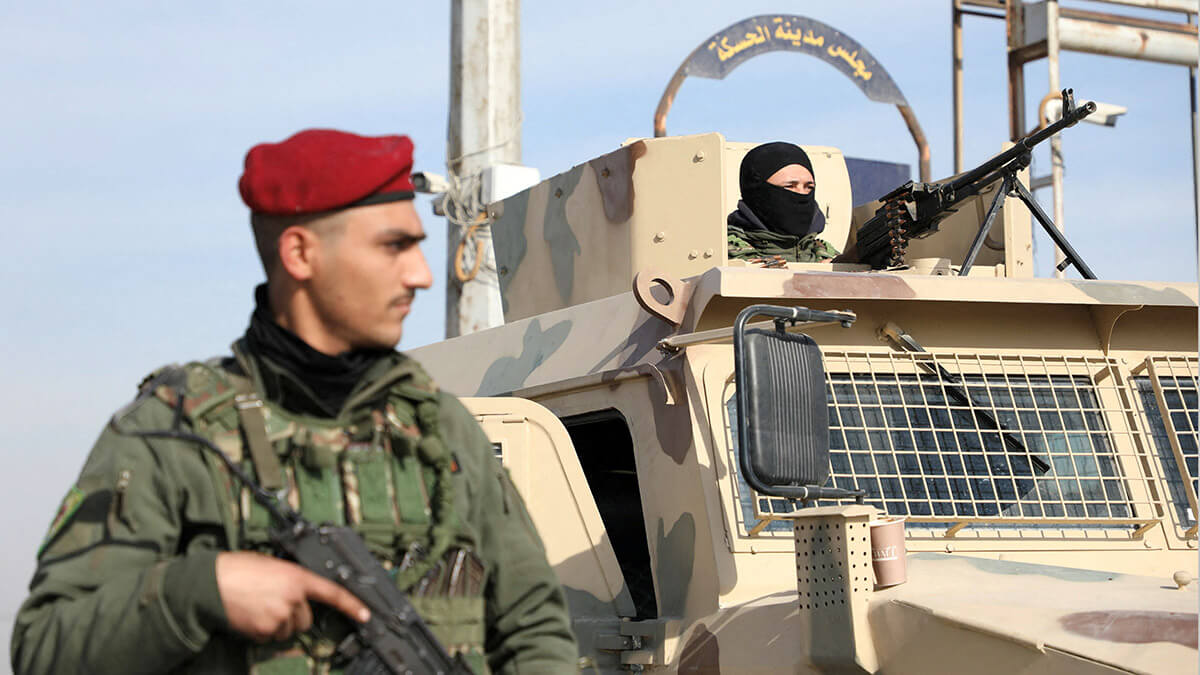 Un miembro de las Fuerzas Democráticas Sirias (FDS) lideradas por los kurdos se encuentra en una calle después de que los rebeldes tomaron la capital y derrocaron al presidente sirio Bashar al-Assad, en Hasakah, Siria, el 11 de diciembre de 2024 - REUTERS/ ORHAM QEREMAN