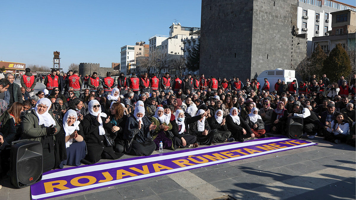 <p>Manifestantes participan en una manifestación en solidaridad con el pueblo kurdo en el noreste de Siria, en Diyarbakir, Turquía, el 28 de enero de 2025 - REUTERS/ SERTAC KAYAR</p>

