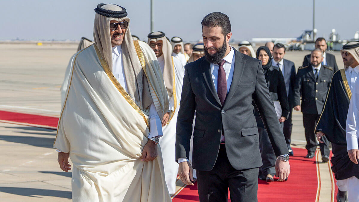 <p>El recién nombrado presidente de Siria para una fase de transición, Ahmed al-Sharaa, recibe al emir de Qatar, el jeque Tamim bin Hamad Al Thani, en Damasco, Siria, el 30 de enero de 2025 - PHOTO/ AMIRI DIWAN via REUTERS</p>
