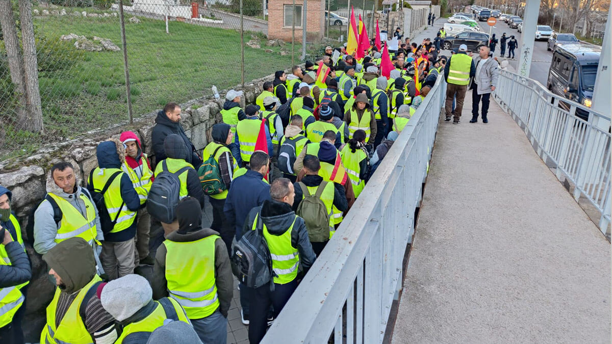 Cientos de marroquíes se manifestaron en las puertas de la Dirección General de Tráfico (DGT) para pedir la validación del carné de conducir marroquí - PHOTO/@Sabah_Yacoubi 