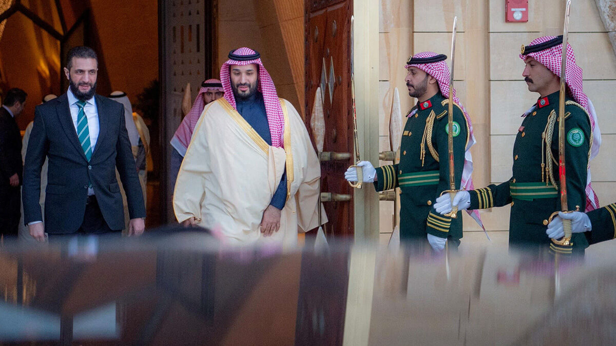 <p>El recién nombrado presidente sirio para una fase de transición, Ahmed al-Sharaa, se reúne con el príncipe heredero saudí, Mohammed Bin Salam, en Riad, Arabia Saudita, el 2 de febrero de 2025 - PHOTO/ Bandar Algaloud/Corte Real Saudita vía REUTERS </p>