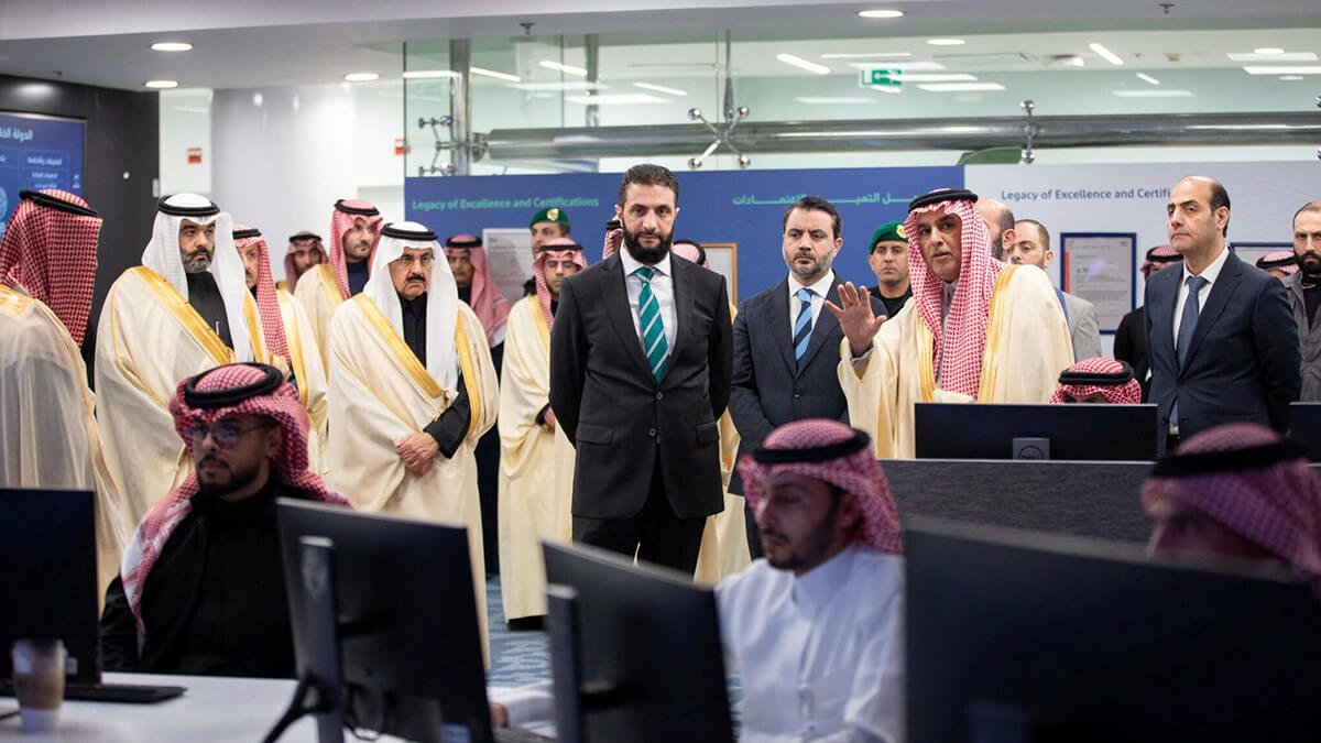 <p>El presidente sirio recién nombrado para una fase de transición, Ahmed al-Sharaa, visita la Autoridad de Inteligencia Artificial y Datos de Arabia Saudita, en Riad, Arabia Saudita, el 2 de febrero de 2025 - PHOTO/ Agencia de Prensa Saudita vía REUTERS </p>