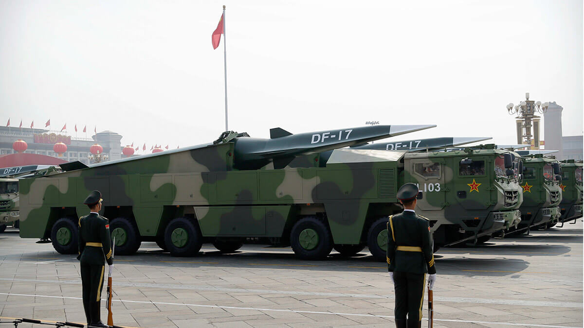 Vehículos militares chinos que transportan misiles balísticos DF-17 avanzan durante un desfile para conmemorar el 70 aniversario de la fundación de la China comunista en Beijing - AP/ NG HAN GUAN