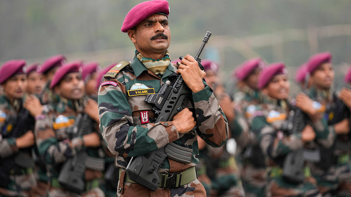 Soldados de las fuerzas especiales paracaidistas del ejército indio desfilan durante el ensayo general para el próximo desfile del Día de la República en Calcuta, India - AP/ BIKAS DAS