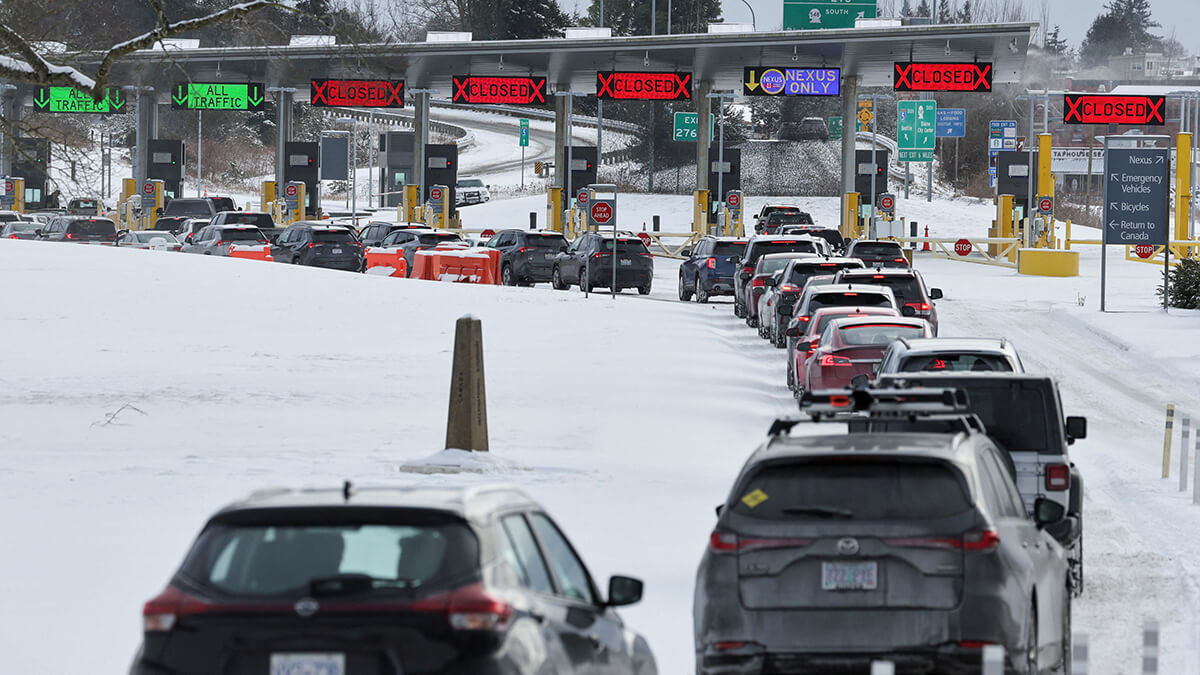 Autos para cruzar a Estados Unidos desde Canadá, en la frontera entre los dos países, en Surrey, Columbia Británica, Canadá, el 3 de febrero de 2025 - REUTERS/ CHRIS HELGREN