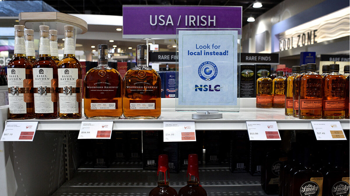 El cartel "Busque lo local en su lugar" alienta a los compradores a comprar productos locales en una licorería de Nueva Escocia, mientras el personal comienza a retirar todo el alcohol de fabricación estadounidense de sus estantes el lunes en Halifax, Nueva Escocia, Canadá, el 3 de febrero de 2025 - REUTERS/ INGRID BULMER