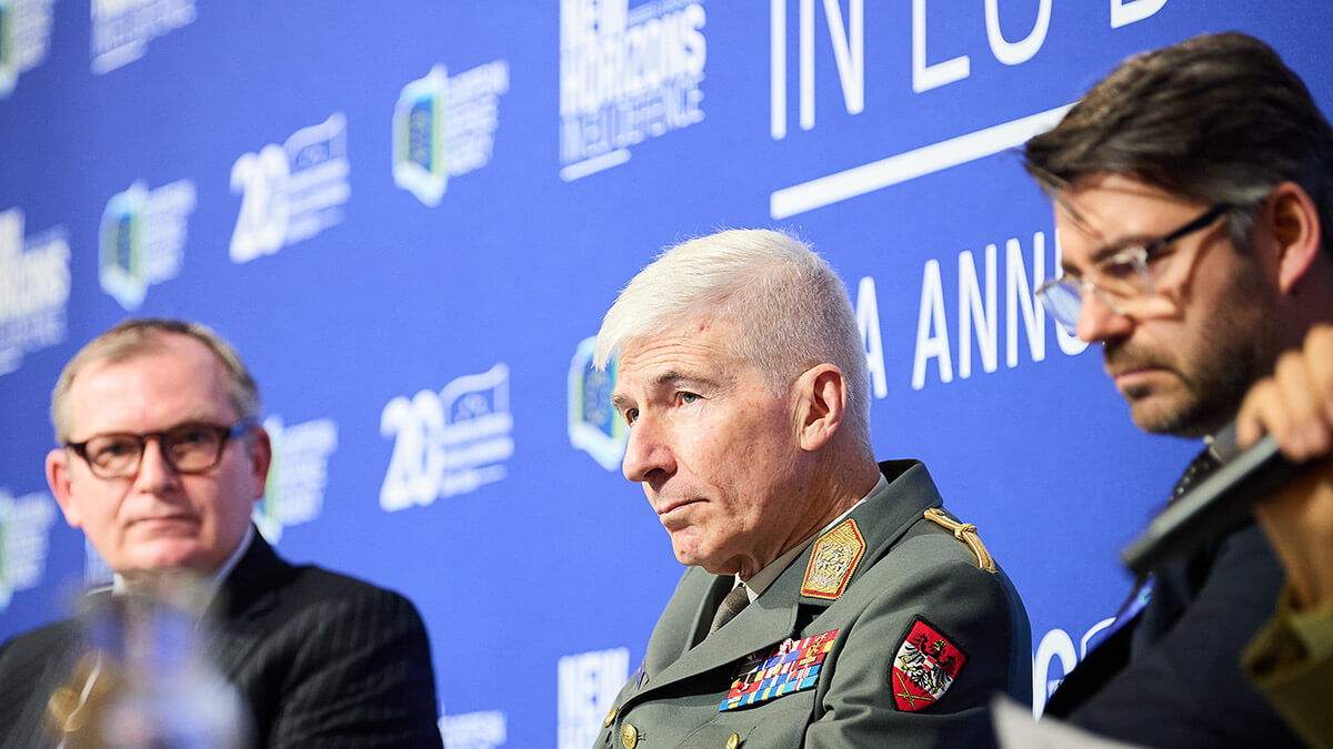 Ante el presidente del Comité Militar de la UE, el general austríaco Robert Brieger (en imagen), el comisario Kubilius ha expresado que “sí, los costos de la disuasión son altos… los de luchar en una guerra en Europa son mucho más altos” - PHOTO/EDA