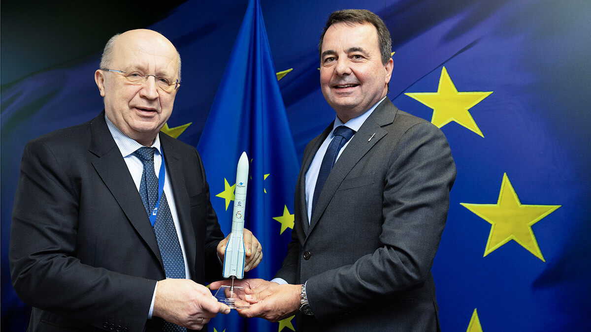 Con una maqueta del Ariane 6 que le entrega Martin Sion, ArianeGroup, Kubilius pone en evidencia que Europa necesita lanzadores propios, mejores y más baratos para no depender de cohetes de terceros países - PHOTO/EU-European Commission