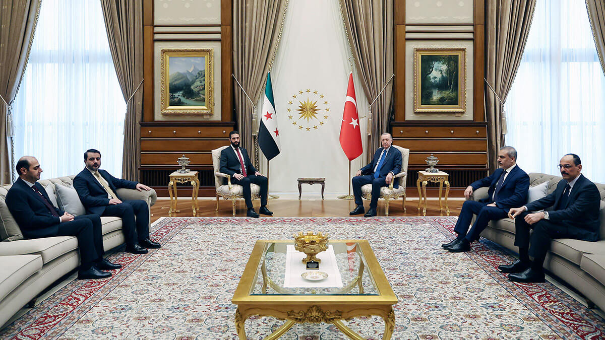 Ahmed al-Sharaa, el nuevo presidente de Siria para una fase de transición, se reúne con el presidente de Turquía, Tayyip Erdogan, en el Palacio Presidencial de Ankara, Turquía, el 4 de febrero de 2025 - PHOTO/ Murat Cetinmuhurdar/PPO vía REUTERS