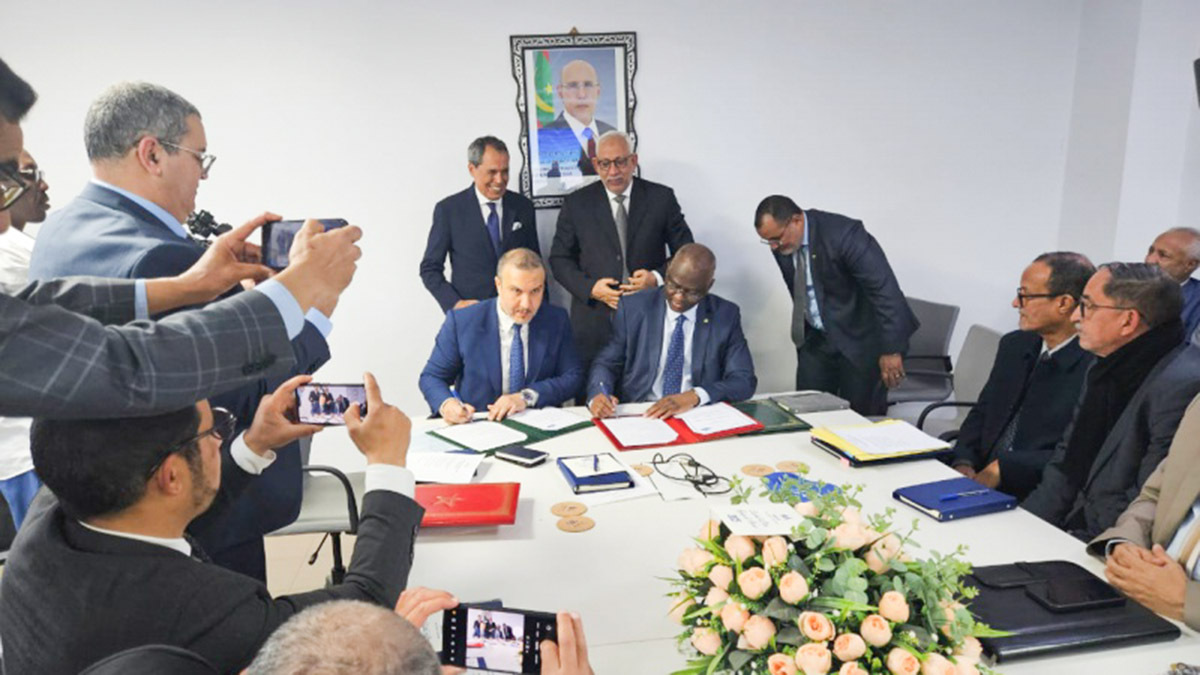 Tarik Hamane, DG de la ONEE (izquierda) con su homólogo mauritano, Sidi Salem Mohaned Elabd, DG de SOMELEC, durante la firma del acuerdo de interconexión eléctrica entre Marruecos y Mauritania, el 4 de febrero de 2024 en Nouakchott - PHOTO/ REDES SOCIALES