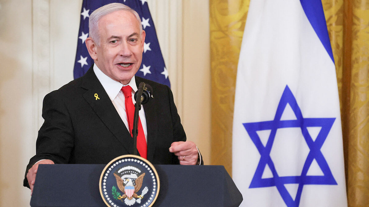 El primer ministro israelí, Benjamin Netanyahu, habla durante una rueda de prensa conjunta con el presidente estadounidense, Donald Trump, en la Sala Este de la Casa Blanca en Washington, Estados Unidos, 4 de febrero de 2025 - REUTERS/ LEAH MILLIS
