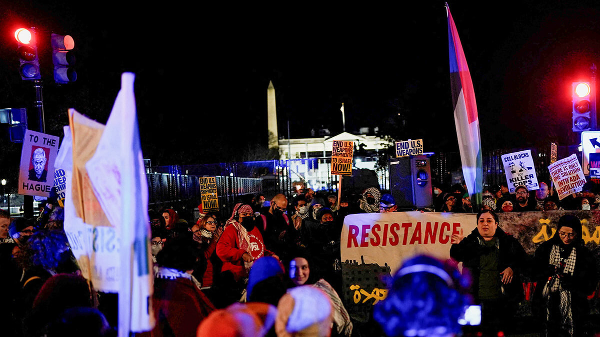 Manifestantes pro palestinos se reúnen cerca de la Casa Blanca, el día en que el primer ministro israelí, Benjamin Netanyahu, se reúne con el presidente estadounidense, Donald Trump, en Washington, Estados Unidos, el 4 de febrero de 2025 - REUTERS/ KENT NISHIMURA