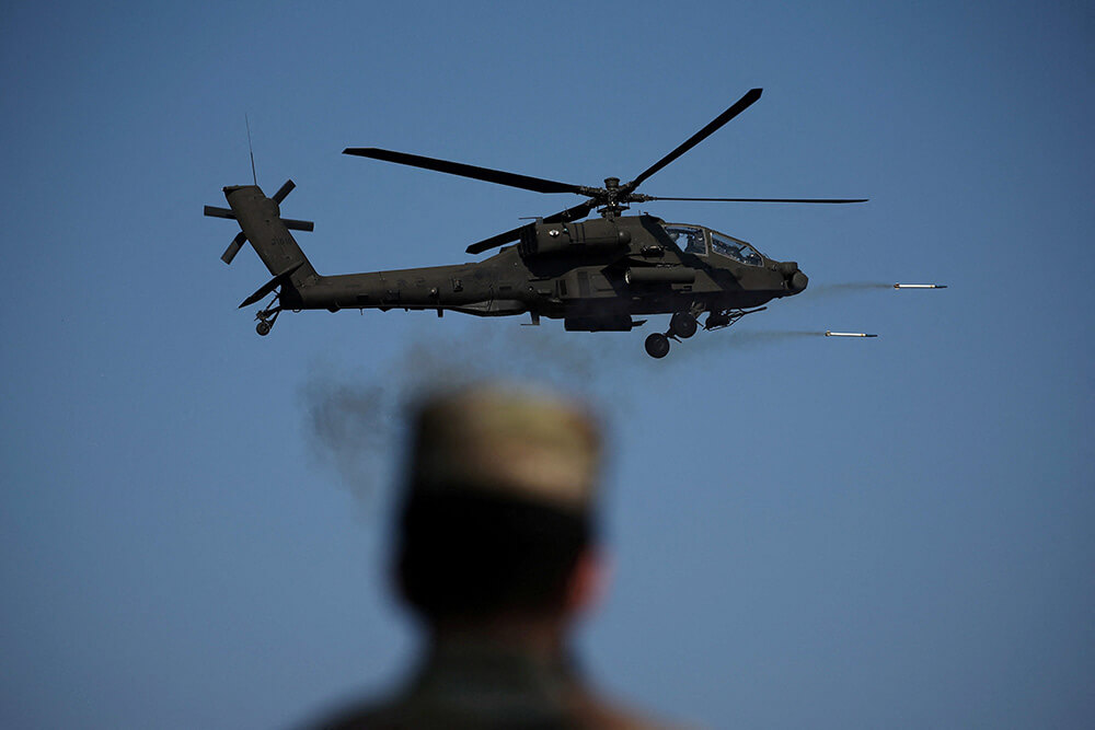 Helicóptero Apache AH-64E del ejército de Corea del Sur disparando misiles durante una maniobra de fuego real - REUTERS/ KIM HING-JI