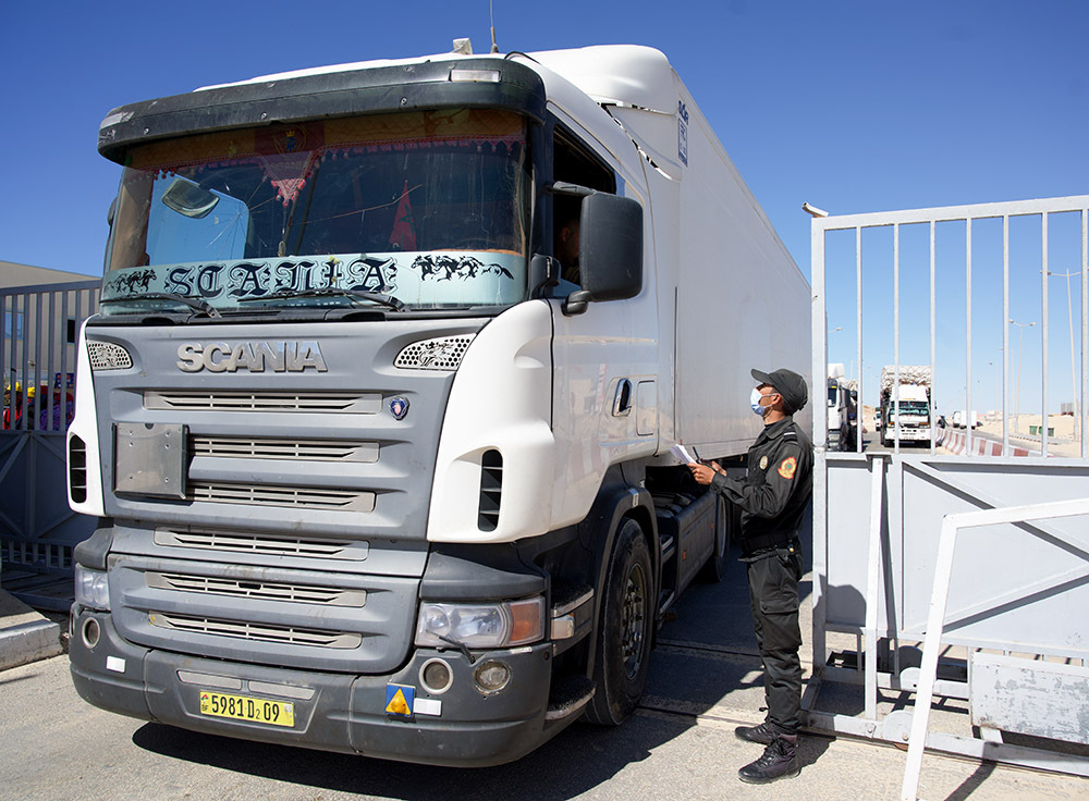 Policía marroquí comprobando la documentación de un camión en el paso de Guerguerat, Marruecos - ATALAYAR/ GUILLERMO LÓPEZ