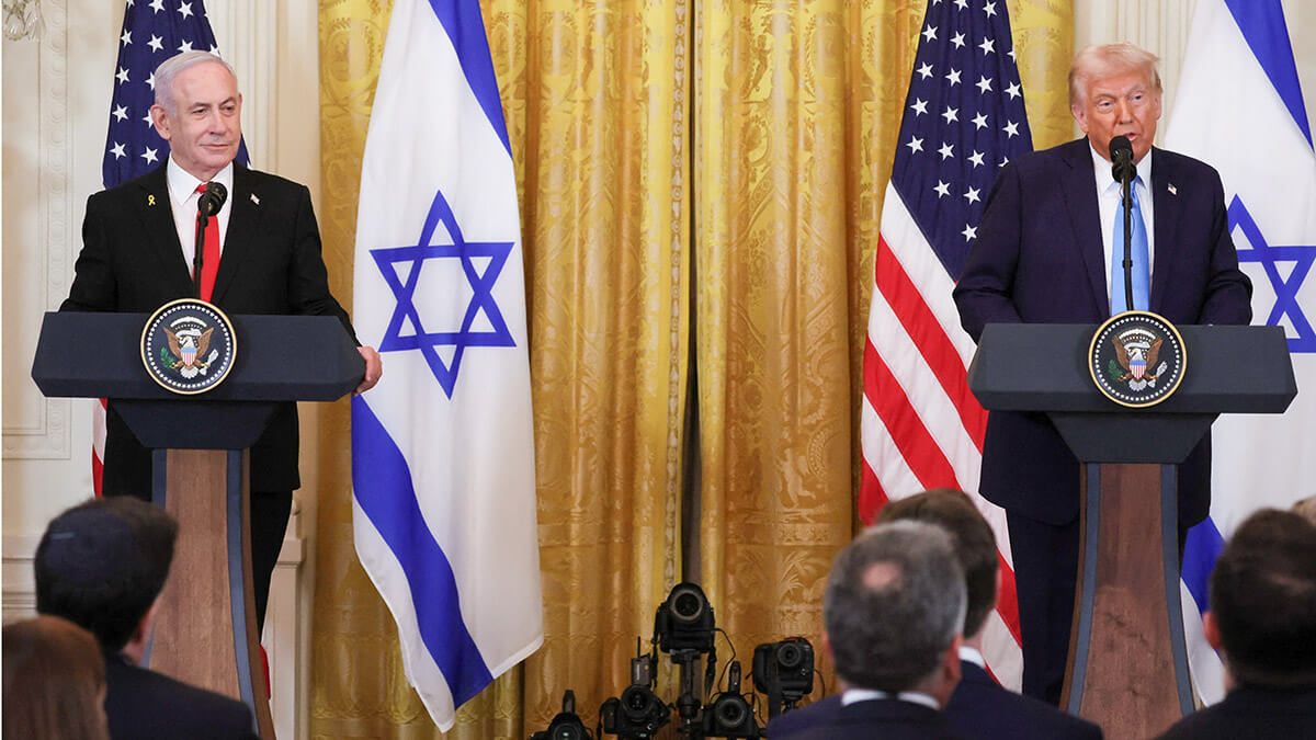 El presidente estadounidense Donald Trump y el primer ministro israelí Benjamin Netanyahu celebran una conferencia de prensa conjunta en la Sala Este de la Casa Blanca en Washington, EE.UU., el 4 de febrero de 2025 - REUTERS/ LEAH MILLIS