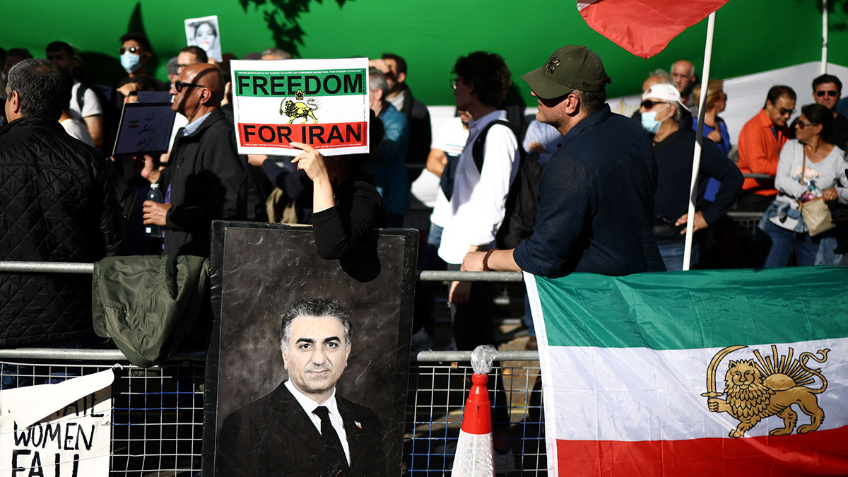 <p>Fotografía de archivo, una imagen de Reza Pahlavi se ve mientras la gente protesta contra el régimen iraní, tras la muerte de Mahsa Amini, frente a la Embajada de Irán en el centro de Londres, Gran Bretaña, el 9 de octubre de 2022 - REUTERS/HENRY NICHOLLS </p>