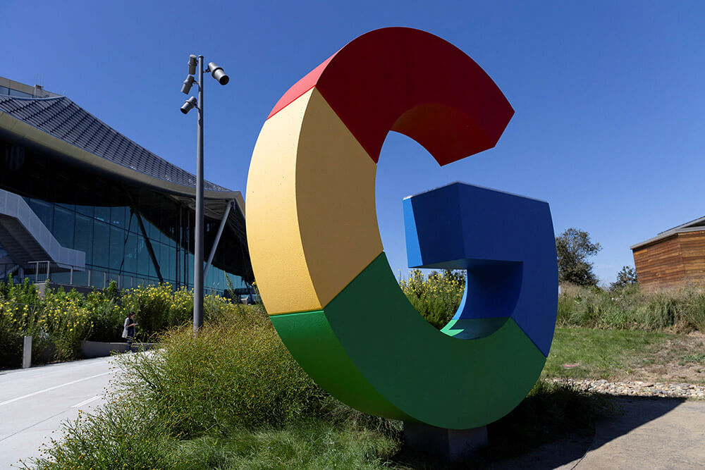 El logotipo de Google se ve afuera de las instalaciones de Google Bay View durante el evento Made by Google en Mountain View, California, EE. UU., el 13 de agosto de 2024 - REUTERS/ MANUEL ORBEGOZO