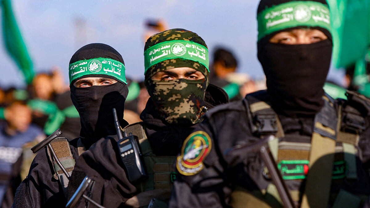 <p>Militantes palestinos de Hamas hacen guardia el día de la liberación de Keith Siegel, un rehén con doble nacionalidad estadounidense e israelí retenido en Gaza desde el mortal ataque del 7 de octubre de 2023, como parte de un alto el fuego y un acuerdo de intercambio de rehenes por prisioneros entre Hamas e Israel, en la ciudad de Gaza, el 1 de febrero de 2025 - REUTERS/ MOHAMMED SALEM</p>