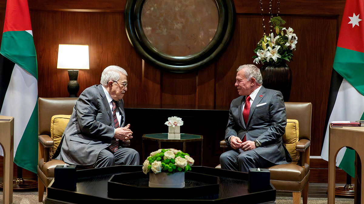 <p>El rey Abdullah de Jordania se reúne con el presidente palestino Mahmoud Abbas en el palacio Al Husseiniya en Amán, Jordania, en esta imagen difundida el 5 de febrero de 2025 - PHOTO/ Corte Real Hachemita vía REUTERS</p>