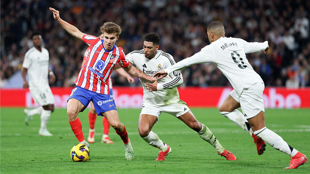 <p>Pablo Barrios del Atlético de Madrid en acción con Jude Bellingham y Kylian Mbappé del Real Madrid - REUTERS/VIOLETA SANTOS MOURA</p>