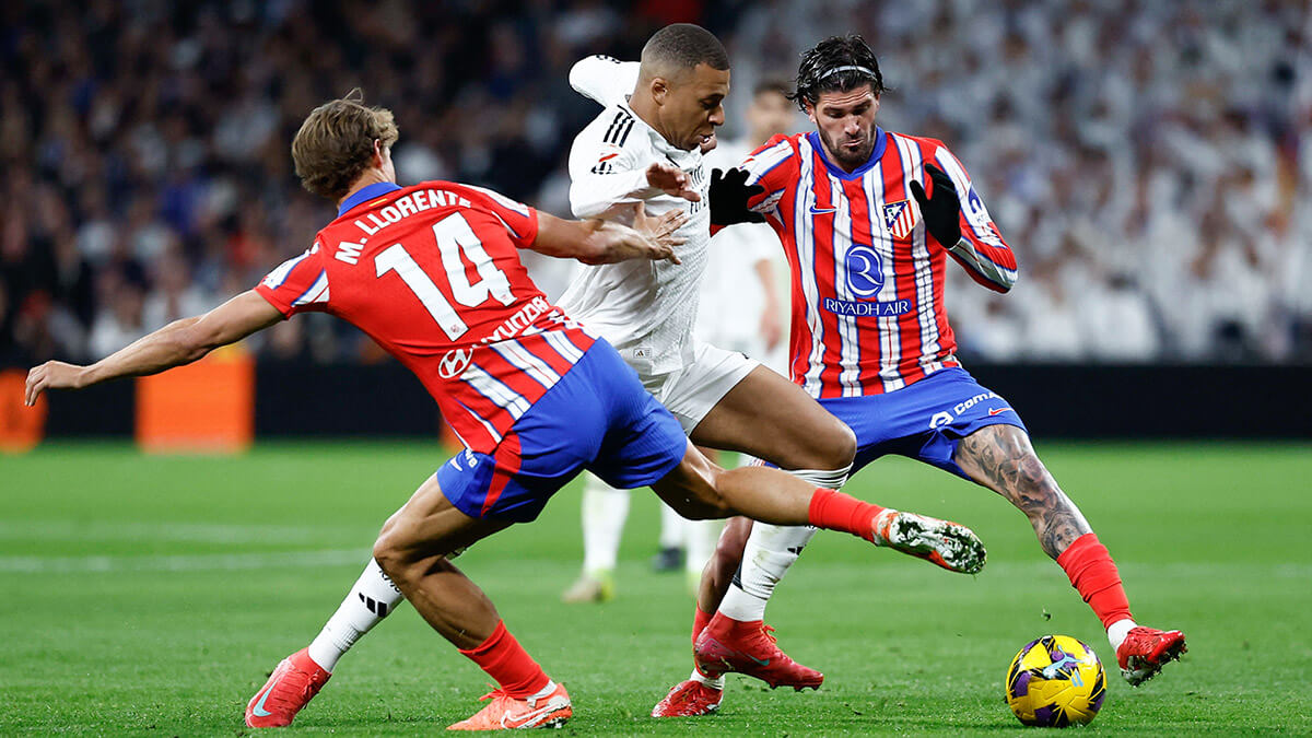 <p>Pablo Barrios del Atlético de Madrid en acción con Jude Bellingham y Kylian Mbappé del Real Madrid - REUTERS/VIOLETA SANTOS MOURA</p>