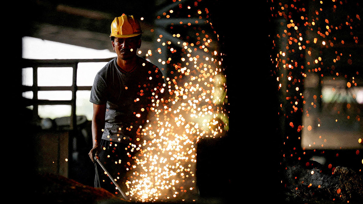 <p>Línea de producción de procesamiento de acero de una fábrica en Mandi Gobindgarh en el estado norteño de Punjab, India - REUTERS/PRIYANSHU SINGH </p>
