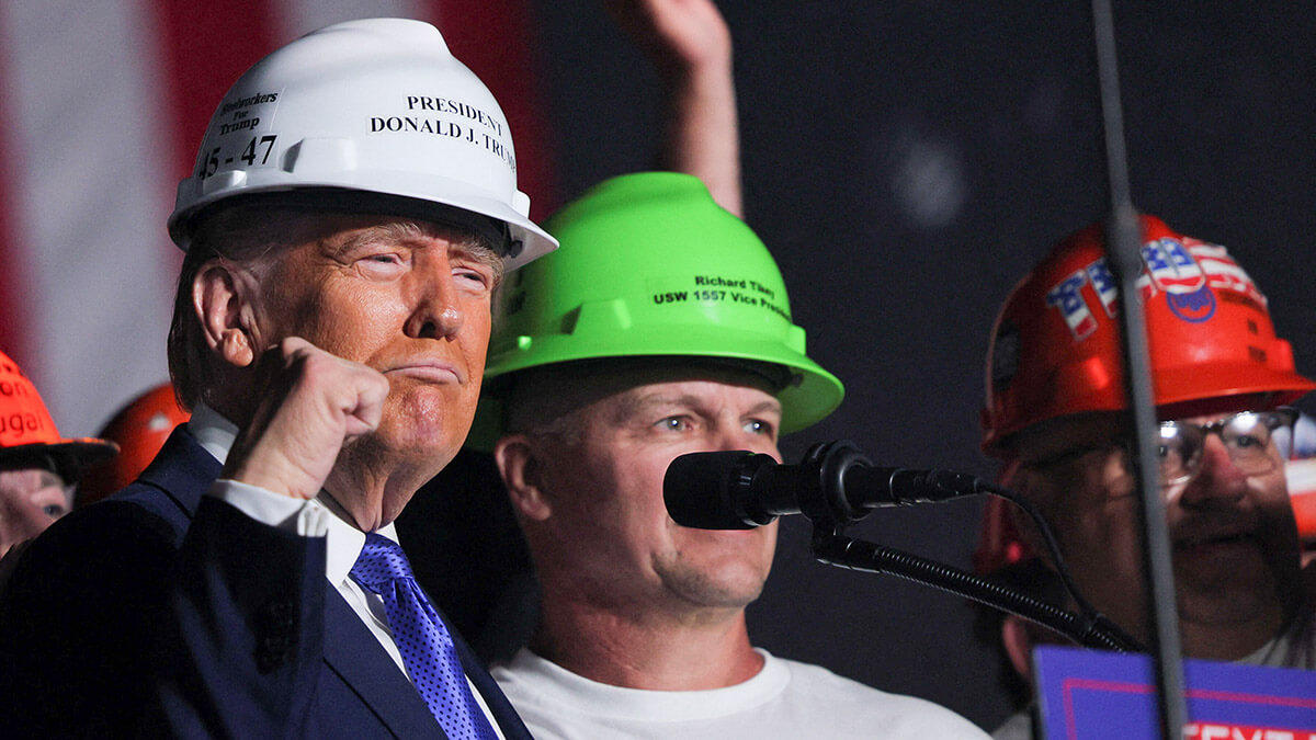 <p>Fotografía de archivo, con el respaldo de los trabajadores siderúrgicos en el escenario, el candidato presidencial republicano y expresidente estadounidense Donald Trump usa un casco durante su mitin Make America Great Again en Latrobe, Pensilvania, EE. UU., el 19 de octubre de 2024 - REUTERS/BRIAN SNYDER </p>