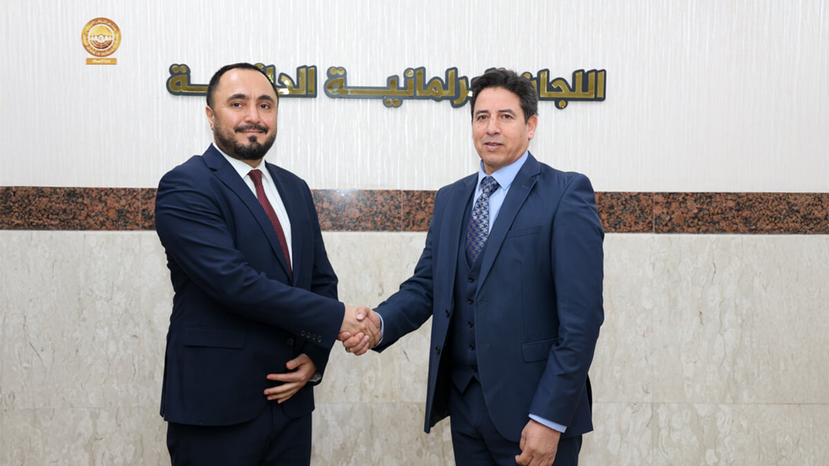 El presidente de la Comisión de Asuntos Exteriores y Cooperación Internacional de la Cámara de Representantes de Libia, Yousef Al-Agouri, con el cónsul turco en Bengasi, Serkan Karmanlıoğlu, en Bengasi, Libia - PHOTO/CÁMARA DE REPRESENTANTES DE LIBIA