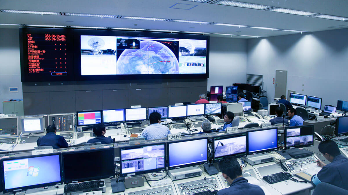 Los técnicos de la sala de control de vuelos de la JAXA van a estar muy ocupados con los cinco vuelos del H3 previstos para 2025 y los contratados por el operador Eutelsat y la Agencia Espacial de Emiratos para los años siguientes - PHOTO/JAXA