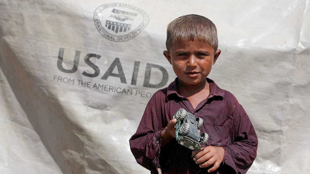 Fotografía de archivo, Sajad, de 7 años, que ha sido desplazado por las inundaciones, sostiene su jeep de juguete fuera de la tienda de campaña de su familia con la lona impermeable donada por USAID, mientras se refugia en un terraplén cerca de Kari Mori, a unos 32 km (20 millas) de Dadu, en la provincia de Sindh, Pakistán, el 5 de octubre de 2010 - REUTERS/AKHTAR SOOMRO