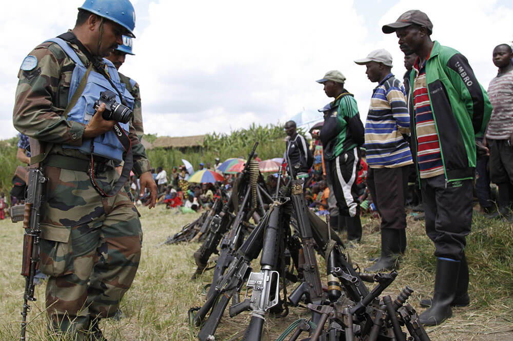 Las fuerzas de paz de las Naciones Unidas registran detalles de las armas recuperadas de los militantes de las Fuerzas Democráticas para la Liberación de Ruanda (FDLR) después de su rendición en Kateku, una pequeña ciudad en la región oriental de la República Democrática del Congo (RDC), el 30 de mayo de 2014 - REUTERS/ KENNY KATOMBE