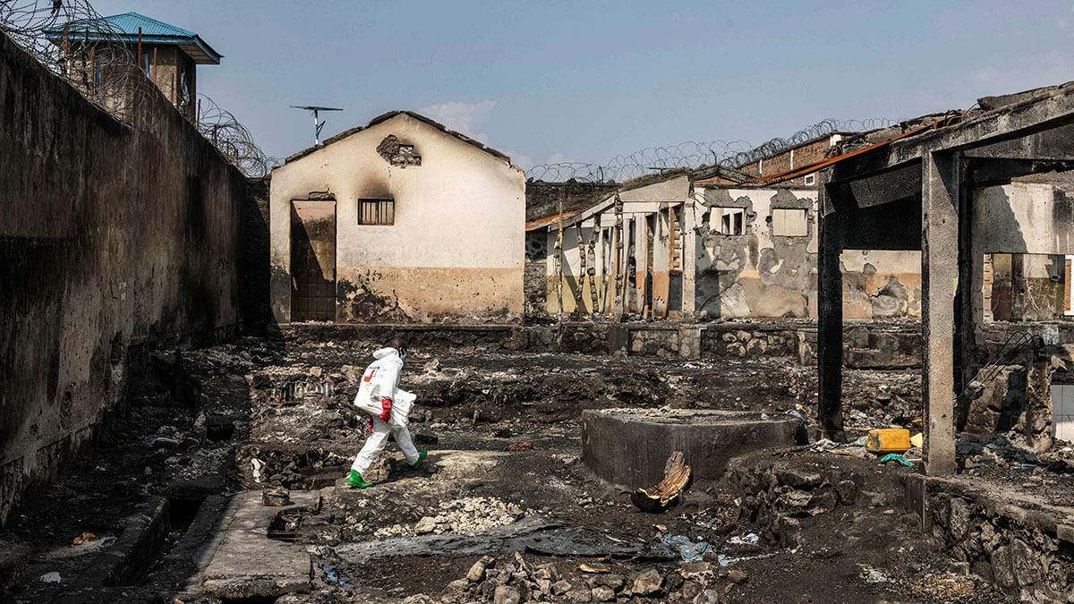 Voluntarios de la Cruz Roja buscan los cuerpos de las víctimas que murieron en una fuga y un incendio en la prisión central de Munzenze, mientras que otros escaparon, durante la captura de la ciudad por parte de los rebeldes del M23, en Goma, provincia de Kivu del Norte, República Democrática del Congo, el 10 de febrero de 2025 - REUTERS/ ARLETTE BASHIZI
