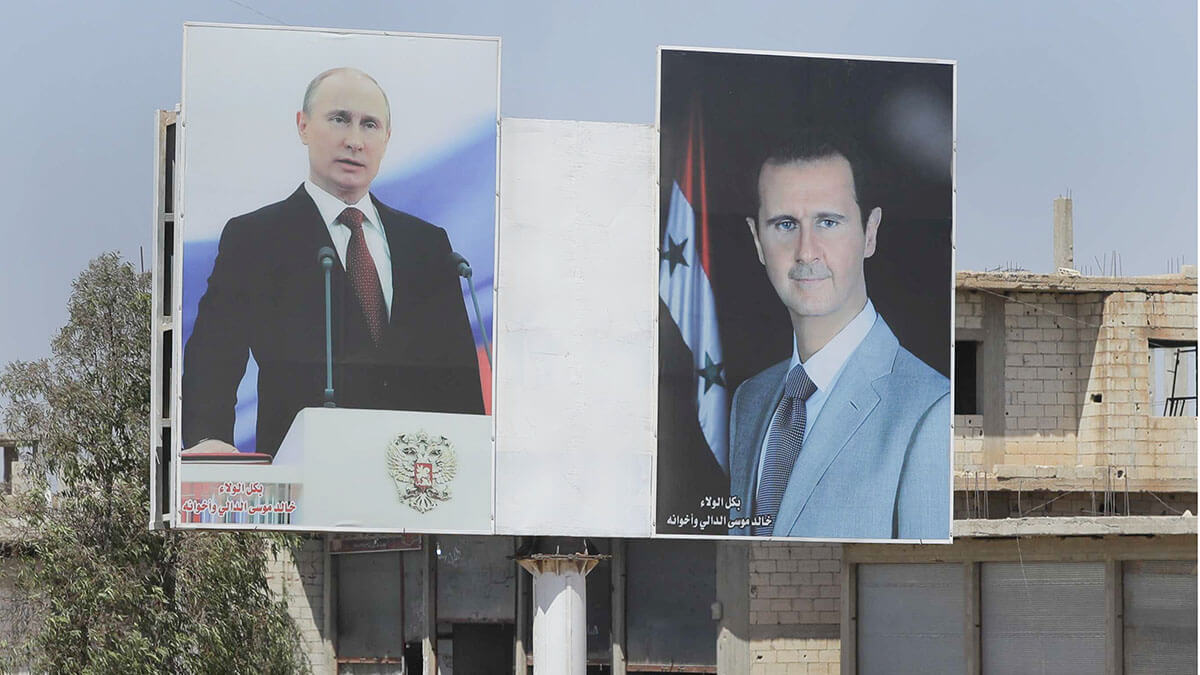 <p>Retratos del presidente sirio Bashar al-Asad, a la derecha, y del presidente ruso Vladimir Putin en la ciudad de Rastan, Siria, el miércoles 15 de agosto de 2018 - AP/ SERGEI GRITS</p>