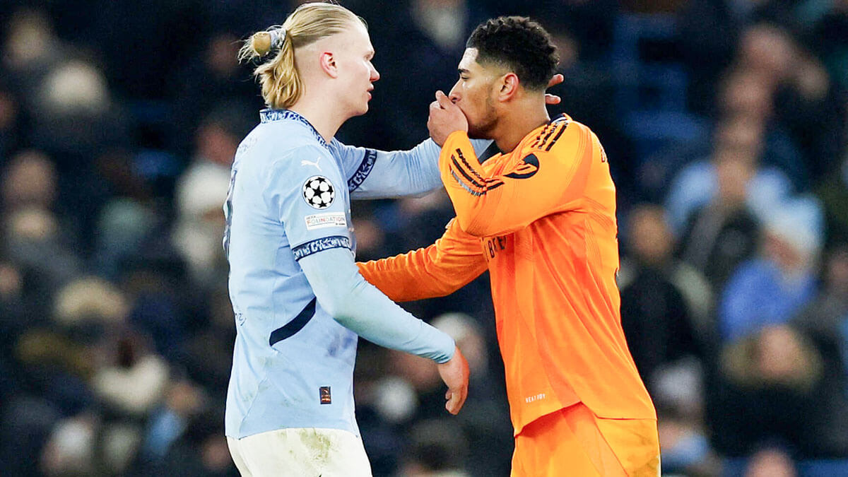 <p>Jude Bellingham del Real Madrid con Erling Haaland del Manchester City después del partido - REUTERS/PHIL NOBLE </p>