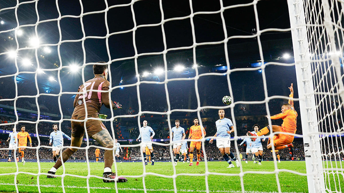 <p>Kylian Mbappé del Real Madrid marca su primer gol ante Ederson del Manchester City - PHOTO/ACTION IMAGES vía REUTERS/JASON CAIRNDUFF </p>