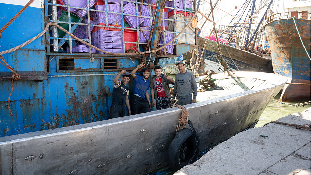 Pescadores en las instalaciones del puerto pesquero de Dajla, Marruecos - ATALAYAR/ GUILLERMO LÓPEZ