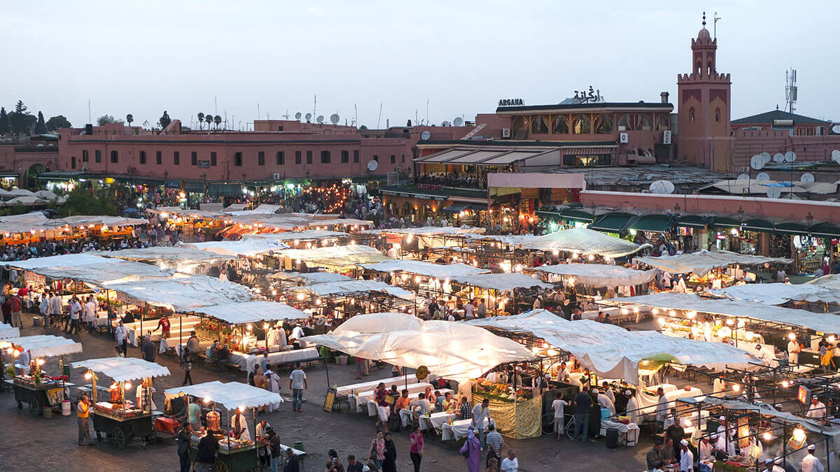 Plaza de Jemaa el Fna en Marrakech, Marruecos - <a data-cke-saved-href="https://depositphotos.com/es/?/" href="https://depositphotos.com/es/?/">Depositphotos</a>