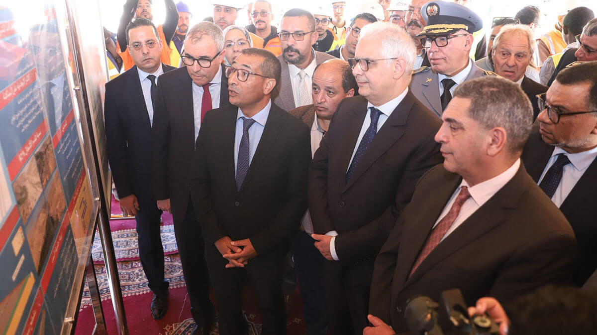 Nizar Baraka, ministro de Equipamiento y Agua de Marruecos, junto al Wali de la región de Souss-Massa, Saaid Amzazi, y operarios de las obras de la presa de Tamri en Agadir, Marruecos, observando los planos de los 16 proyectos en construcción - PHOTO/MINISTERIO DE EQUIPAMIENTO Y AGUA DE MARRUECOS