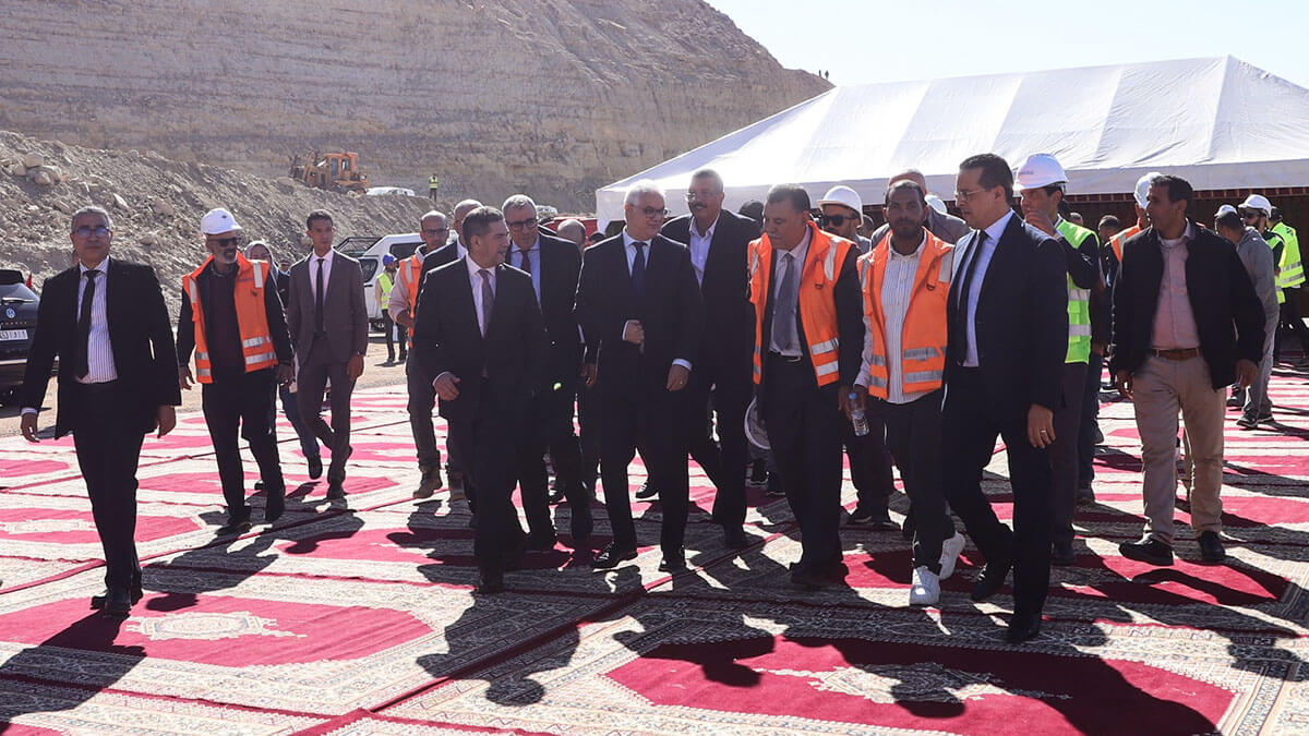 Nizar Baraka, ministro de Equipamiento y Agua de Marruecos, junto al Wali de la región de Souss-Massa, Saaid Amzazi, y operarios de las obras de la presa de Tamri en Agadir, Marruecos - PHOTO/MINISTERIO DE EQUIPAMIENTO Y AGUA DE MARRUECOS