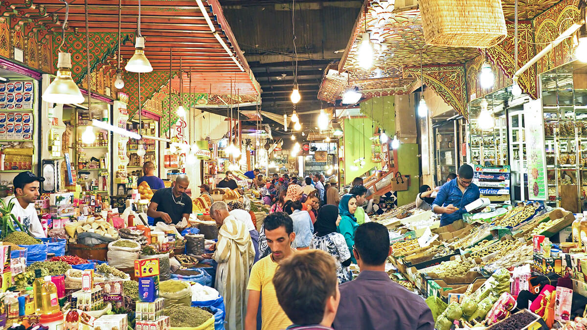 Mercado callejero en La Medina de Fez el-Bali, Marruecos - <a data-cke-saved-href="https://depositphotos.com/es/?/" href="https://depositphotos.com/es/?/">Depositphotos</a>
