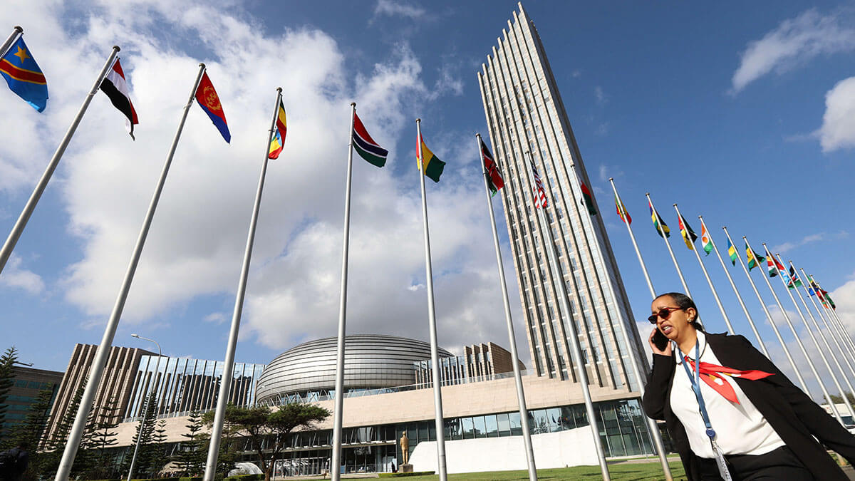 <p>Banderas nacionales de los Estados miembros de la Unión Africana (UA) durante la apertura de la 37ª Sesión Ordinaria de la Asamblea de la Unión Africana en la sede de la Unión Africana, en Adís Abeba, Etiopía - PHOTO/REUTERS </p>
