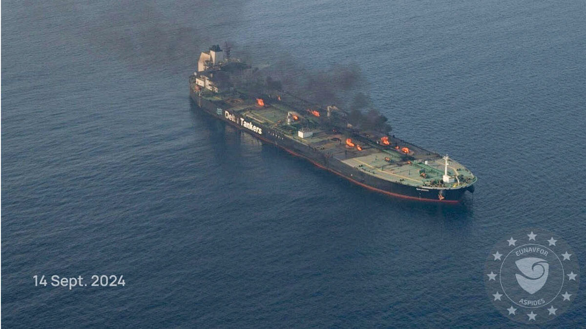 <p>Llamas y humo se elevan desde el petrolero de bandera griega Sounion, que ha estado en llamas desde el 23 de agosto, después de un ataque de militantes hutíes, en el mar Rojo, el 14 de septiembre de 2024 - EUNAVFOR ASPIDES vía REUTERS </p>