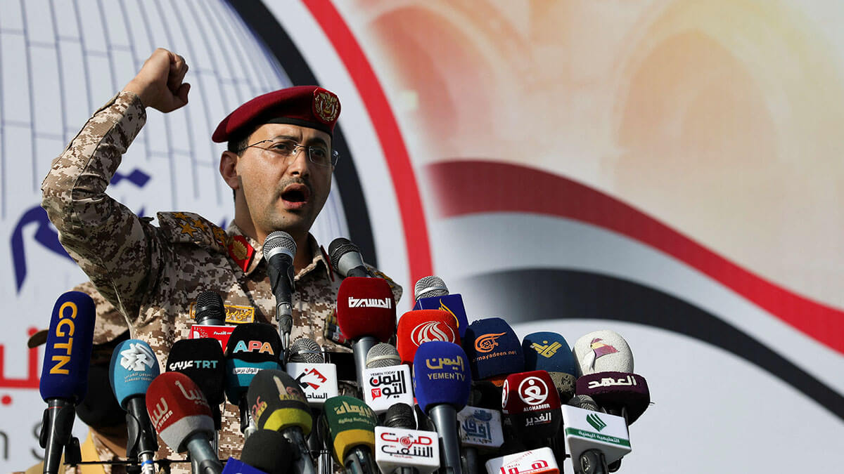 <p>Fotografía de archivo, el portavoz militar hutí, Yahya Sarea, emite una declaración anunciando el ataque a tres destructores estadounidenses en el mar Rojo, durante una manifestación para mostrar apoyo a los palestinos en la Franja de Gaza y al Hezbolá del Líbano, en Saná, Yemen, el 27 de septiembre de 2024 - REUTERS/KHALED ABDULLAH</p>