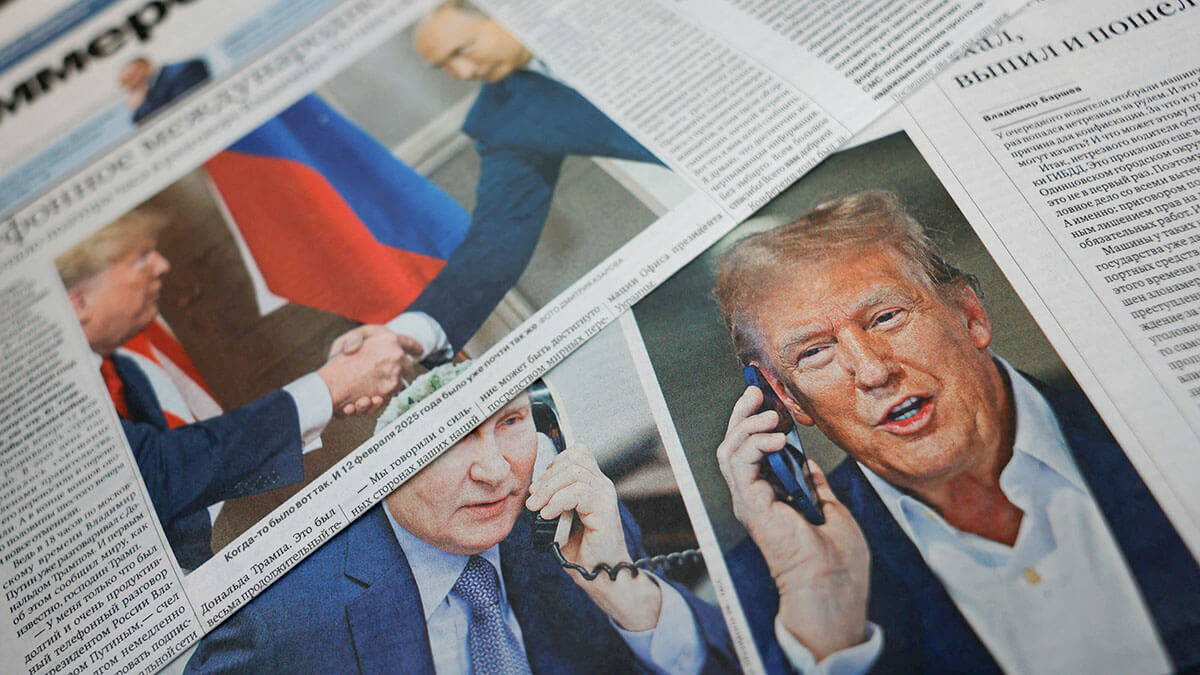 Periódicos diarios con portadas, dedicadas a la reciente llamada telefónica del presidente ruso Vladimir Putin y el presidente estadounidense Donald Trump, se colocan en un quiosco en una calle de Moscú, Rusia, el 13 de febrero de 2025 - REUTERS/MAXIM SHEMETOV